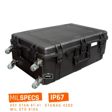 Valise étanche rigide noire de marque Ermet montée sur quatre roulettes pivotantes, affichant les certifications de résistance MILSPECS, IP67