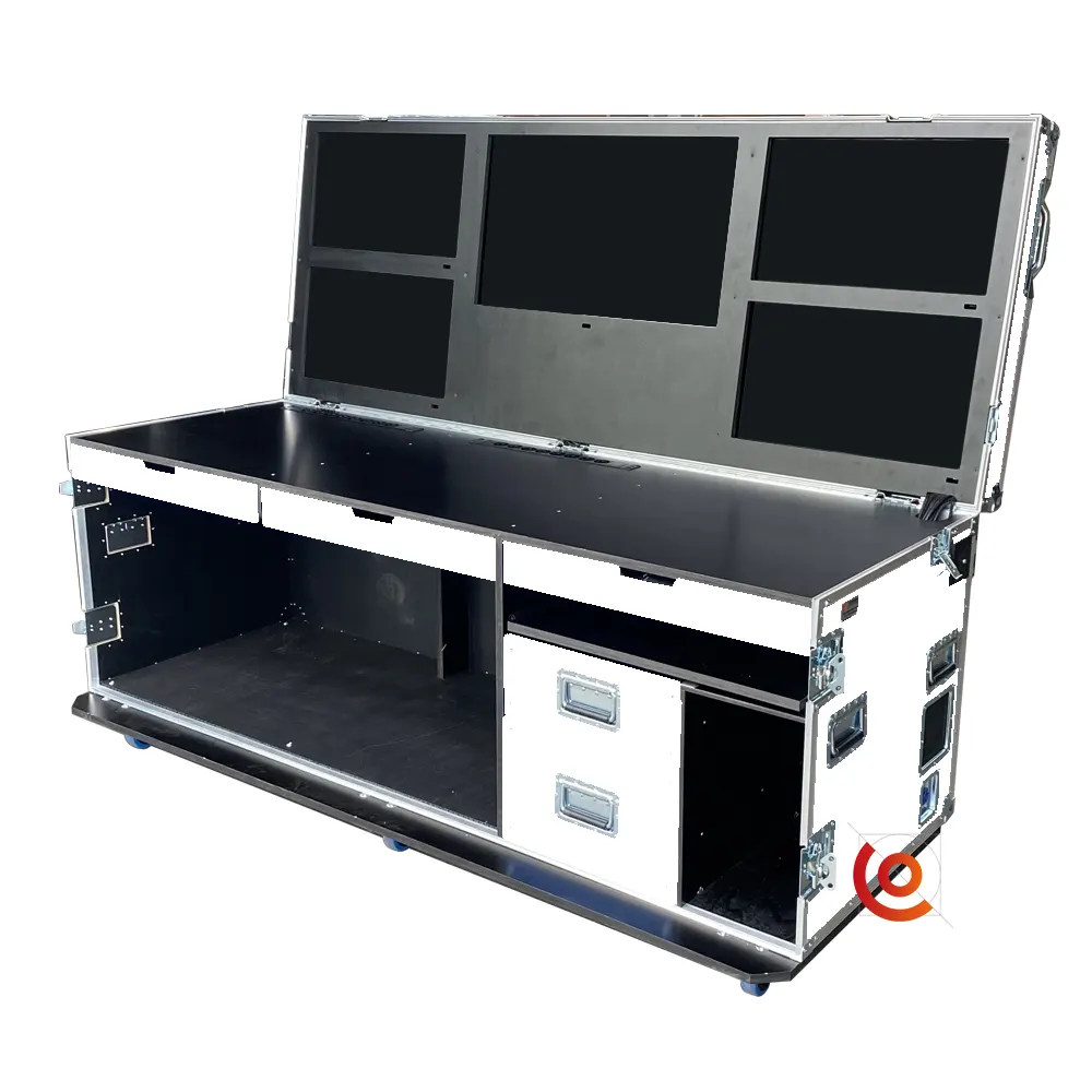 Flight case sur mesure télémétrie 5 écrans blanc
