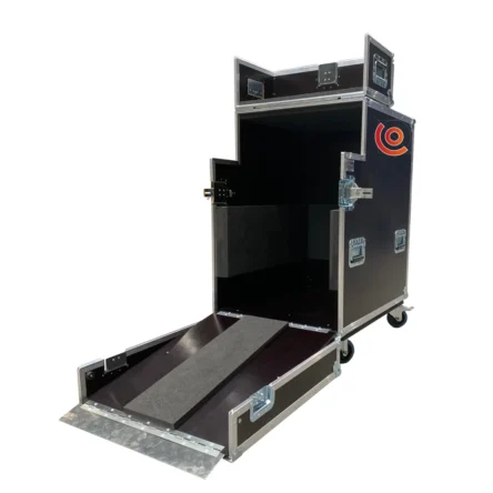 Flight case noir ouvert avec rampe de chargement déployée, sur fond blanc